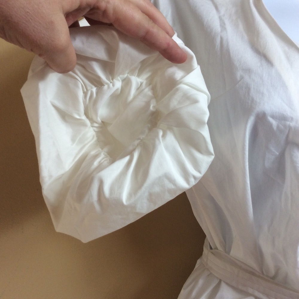 Elie Tahari puff sleeve belted wrap blouse. V-neck. Medium. White - Picture 9 of 10